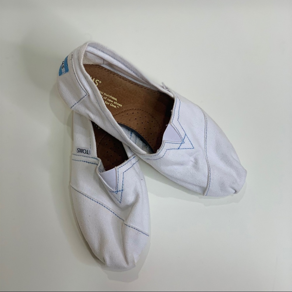 White canvas TOMS with blue stitching 💙🤍